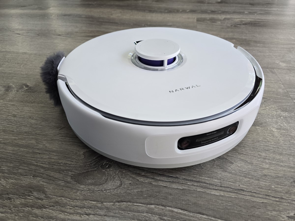 Narwal Freo Z Ultra robot floor cleaning system review - high tech with a floofy tail!